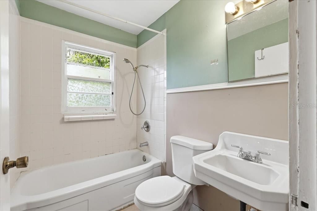Active With Contract: $449,900 (6 beds, 5 baths, 3204 Square Feet)