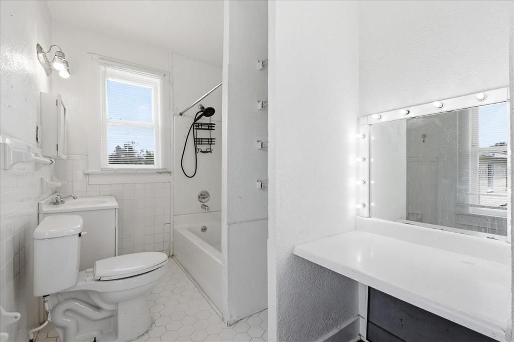 Active With Contract: $449,900 (6 beds, 5 baths, 3204 Square Feet)