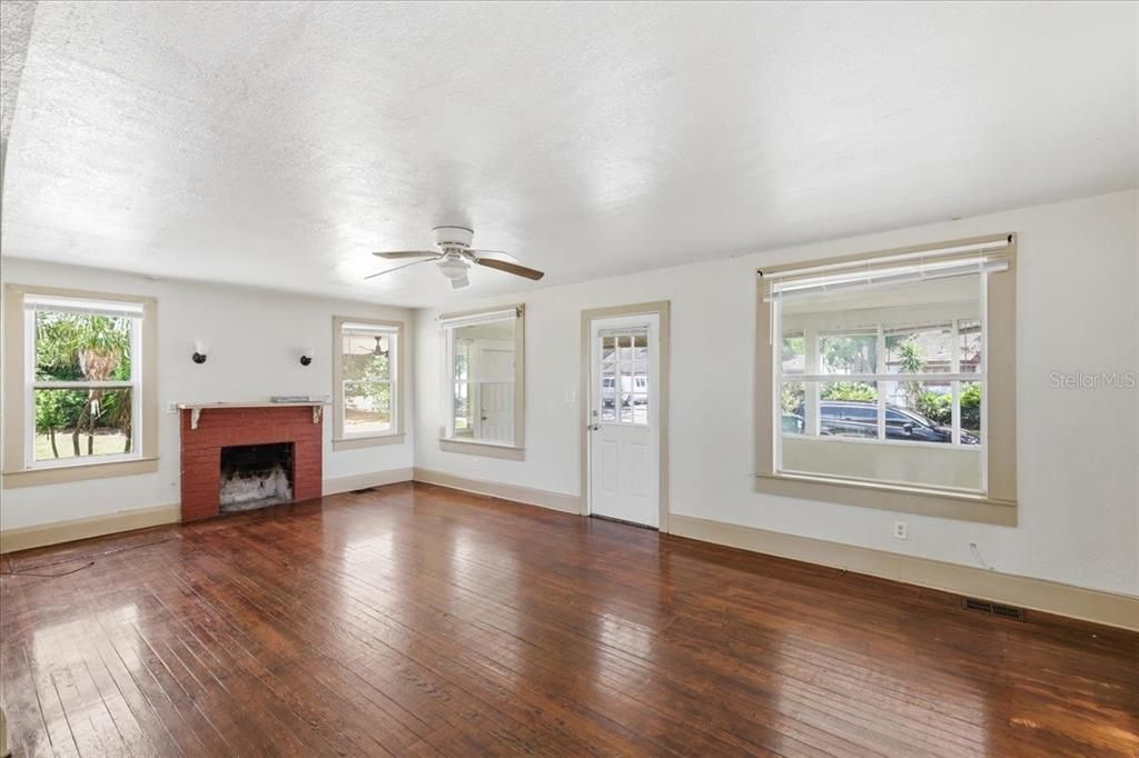 Active With Contract: $449,900 (6 beds, 5 baths, 3204 Square Feet)