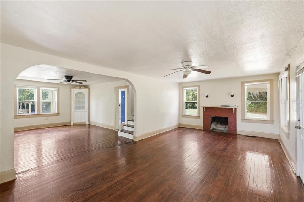 Active With Contract: $449,900 (6 beds, 5 baths, 3204 Square Feet)