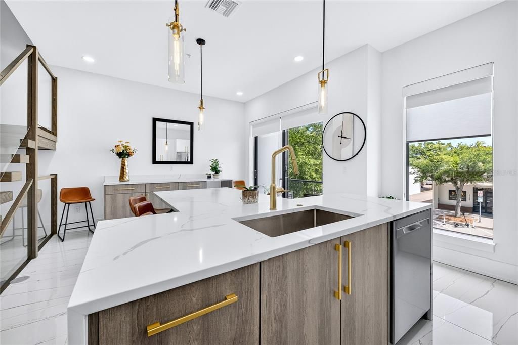 En Venta: $1,150,000 (3 camas, 3 baños, 2350 Pies cuadrados)