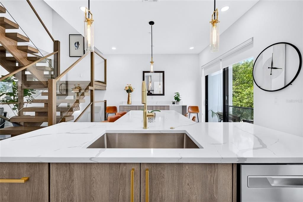 En Venta: $1,150,000 (3 camas, 3 baños, 2350 Pies cuadrados)