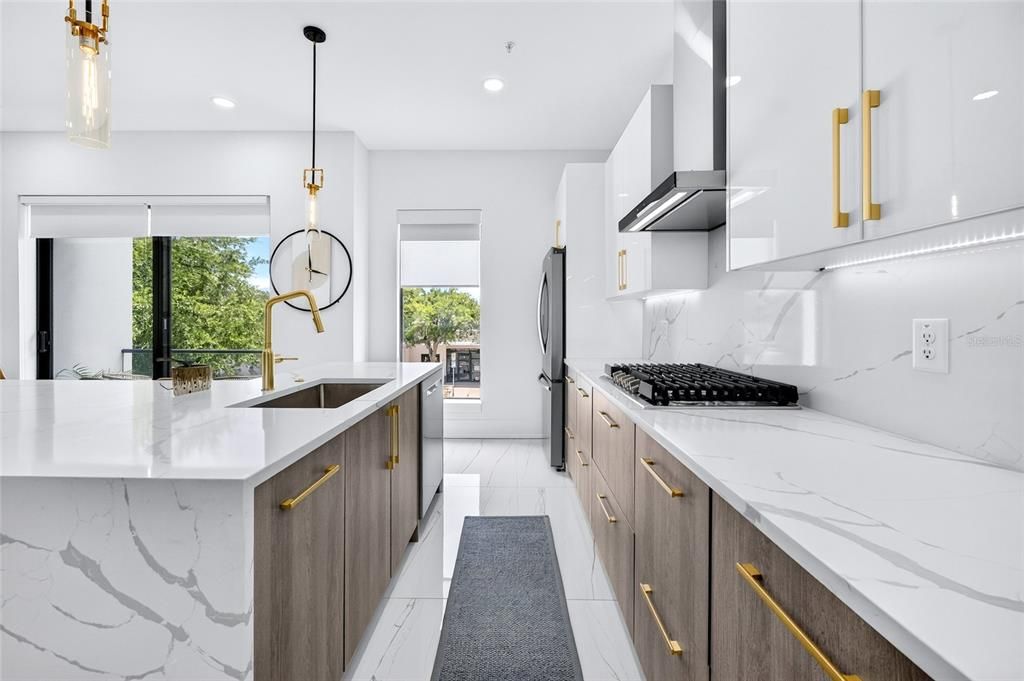 En Venta: $1,150,000 (3 camas, 3 baños, 2350 Pies cuadrados)