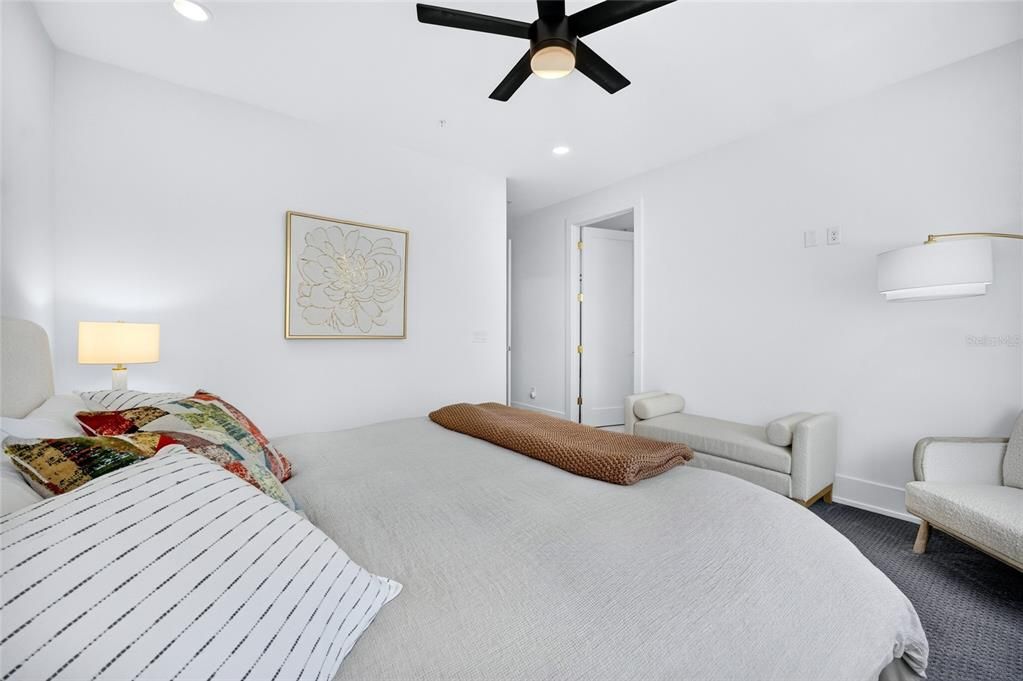 En Venta: $1,150,000 (3 camas, 3 baños, 2350 Pies cuadrados)