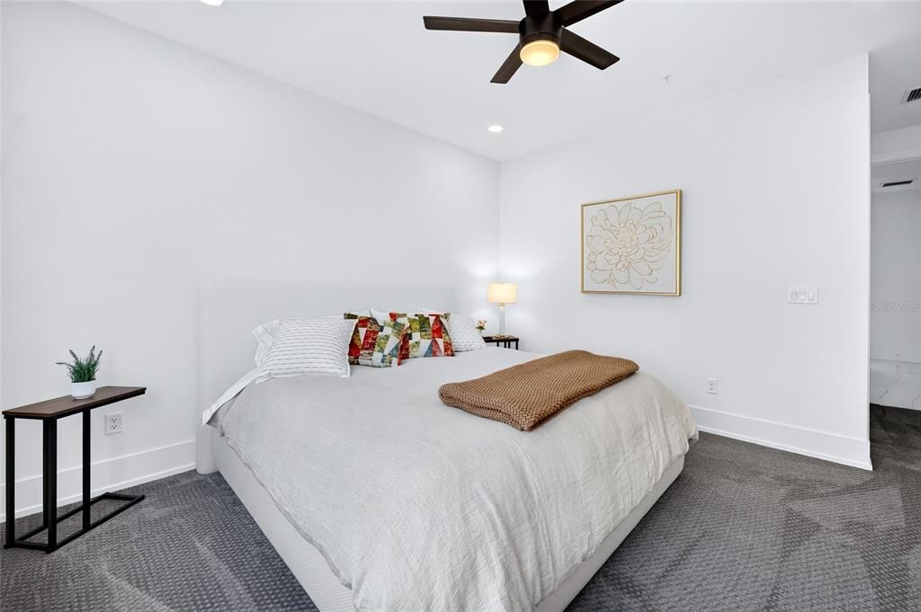 En Venta: $1,150,000 (3 camas, 3 baños, 2350 Pies cuadrados)