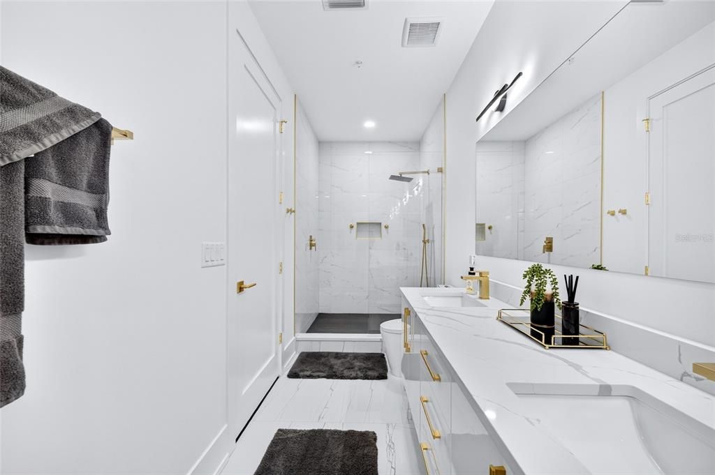 En Venta: $1,150,000 (3 camas, 3 baños, 2350 Pies cuadrados)