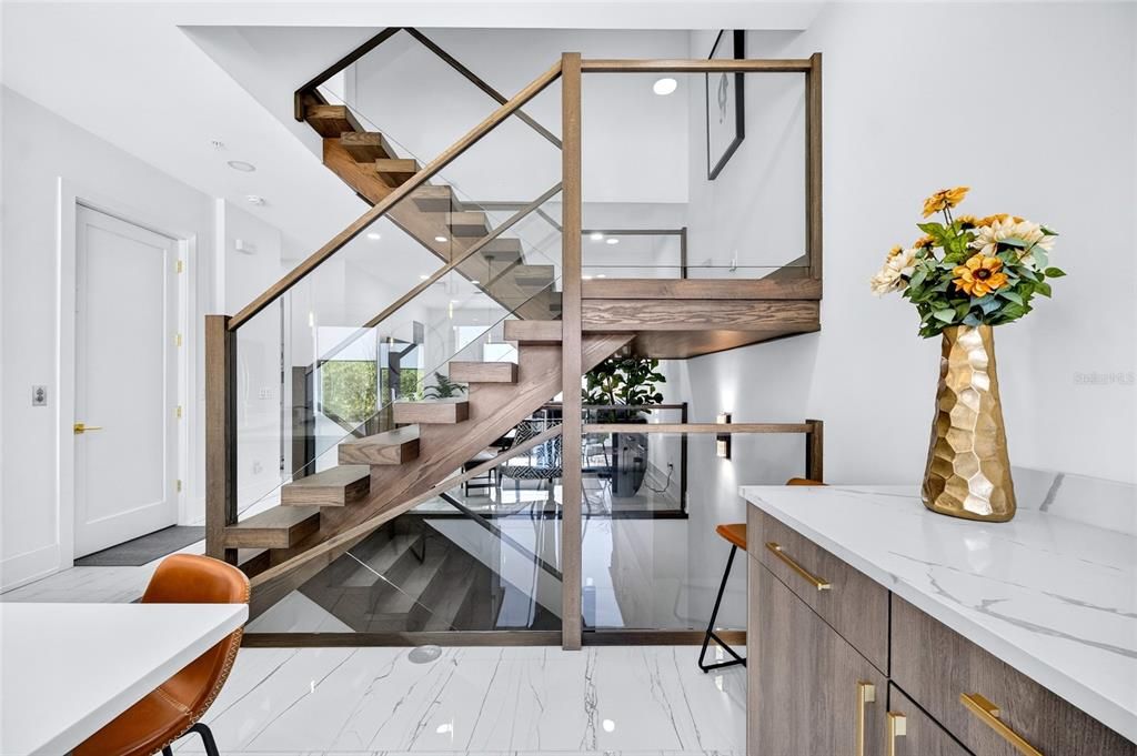 En Venta: $1,150,000 (3 camas, 3 baños, 2350 Pies cuadrados)