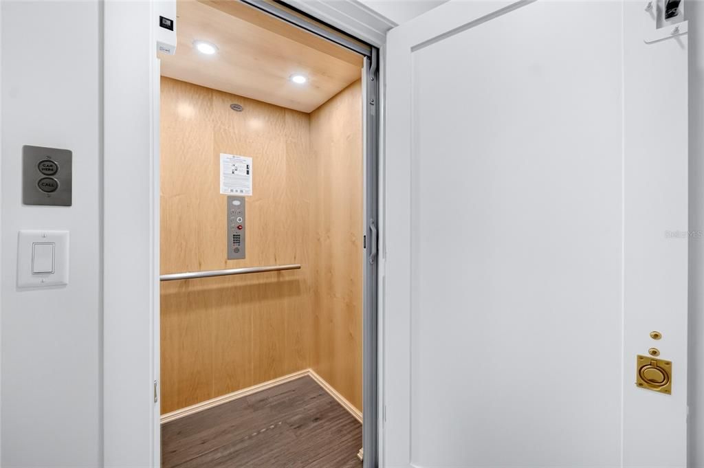 En Venta: $1,150,000 (3 camas, 3 baños, 2350 Pies cuadrados)