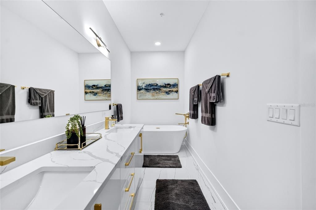 En Venta: $1,150,000 (3 camas, 3 baños, 2350 Pies cuadrados)