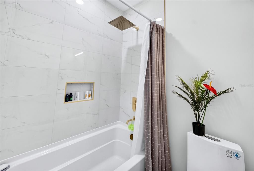 En Venta: $1,150,000 (3 camas, 3 baños, 2350 Pies cuadrados)