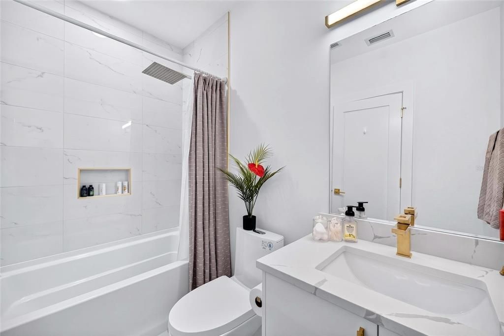 En Venta: $1,150,000 (3 camas, 3 baños, 2350 Pies cuadrados)