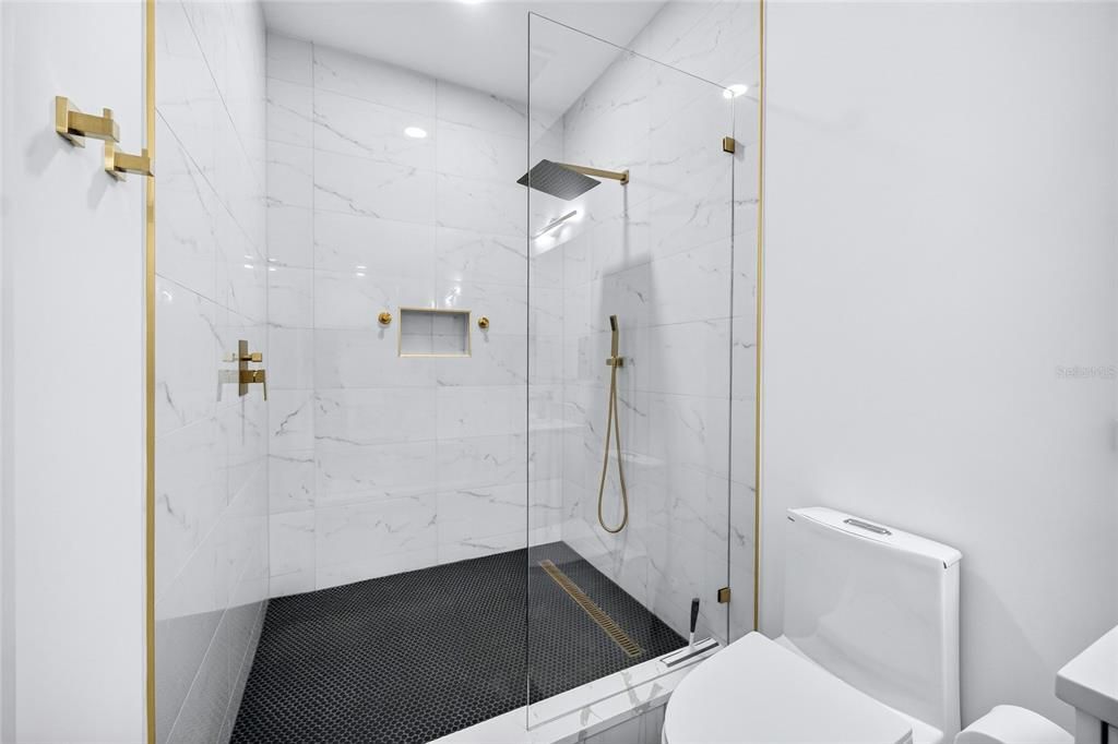 En Venta: $1,150,000 (3 camas, 3 baños, 2350 Pies cuadrados)