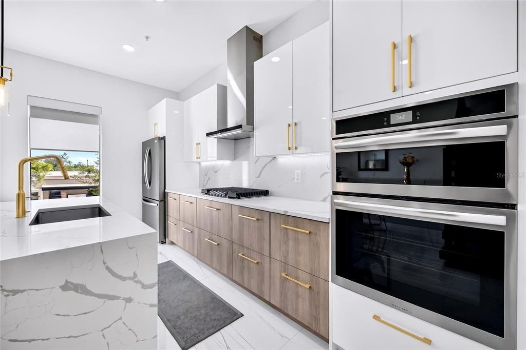 En Venta: $1,150,000 (3 camas, 3 baños, 2350 Pies cuadrados)