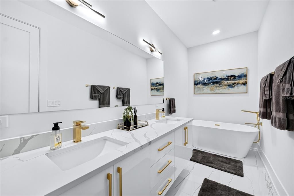 En Venta: $1,150,000 (3 camas, 3 baños, 2350 Pies cuadrados)