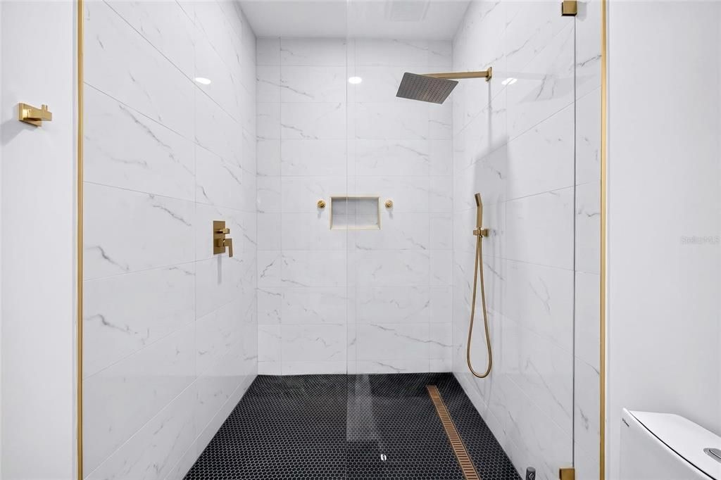 En Venta: $1,150,000 (3 camas, 3 baños, 2350 Pies cuadrados)