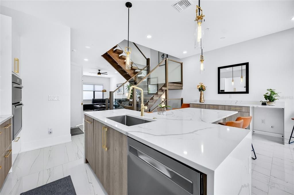 En Venta: $1,150,000 (3 camas, 3 baños, 2350 Pies cuadrados)