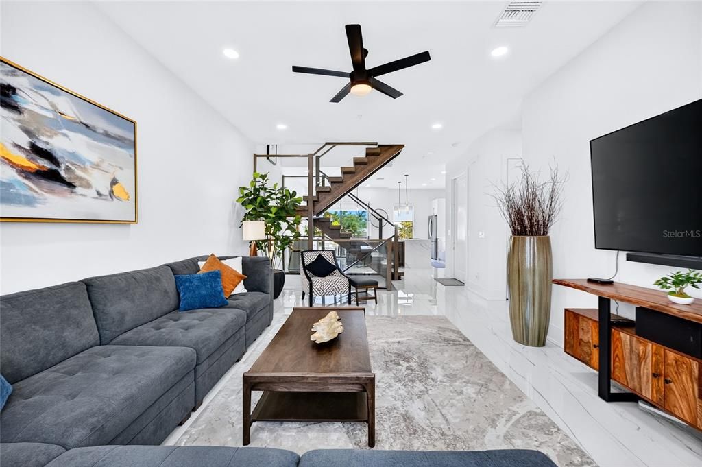 En Venta: $1,150,000 (3 camas, 3 baños, 2350 Pies cuadrados)