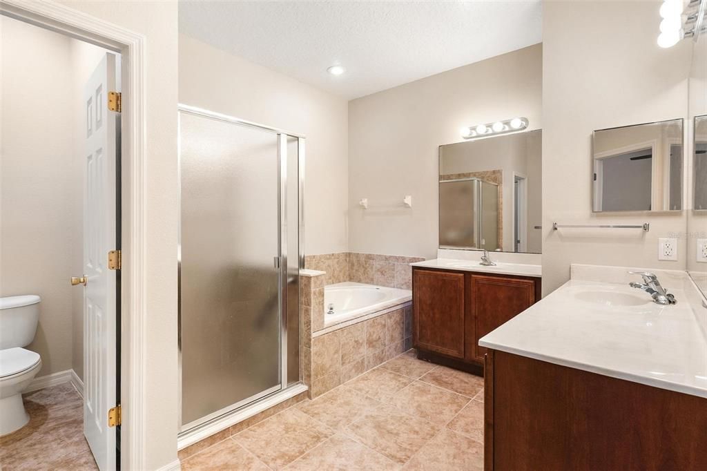 For Sale: $349,900 (4 beds, 2 baths, 1952 Square Feet)