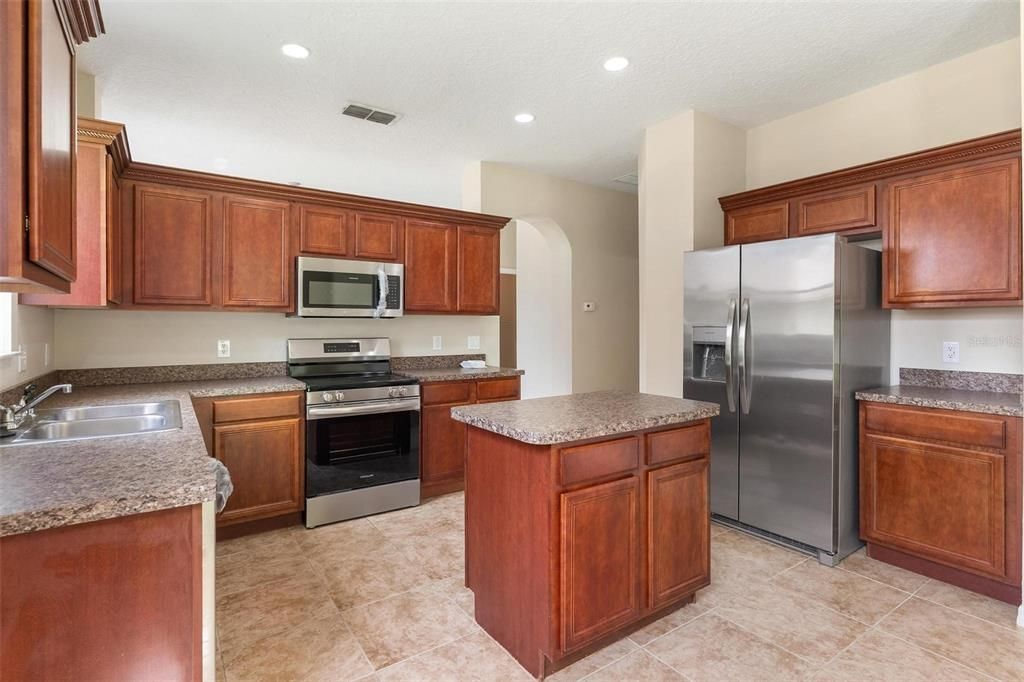 For Sale: $349,900 (4 beds, 2 baths, 1952 Square Feet)