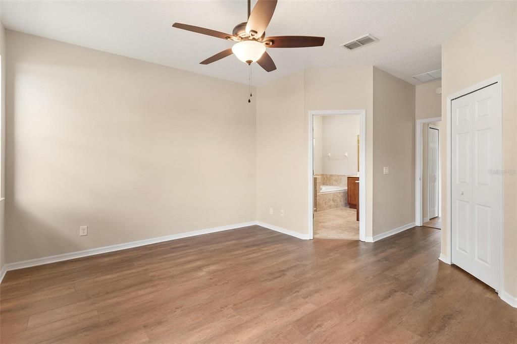 For Sale: $349,900 (4 beds, 2 baths, 1952 Square Feet)