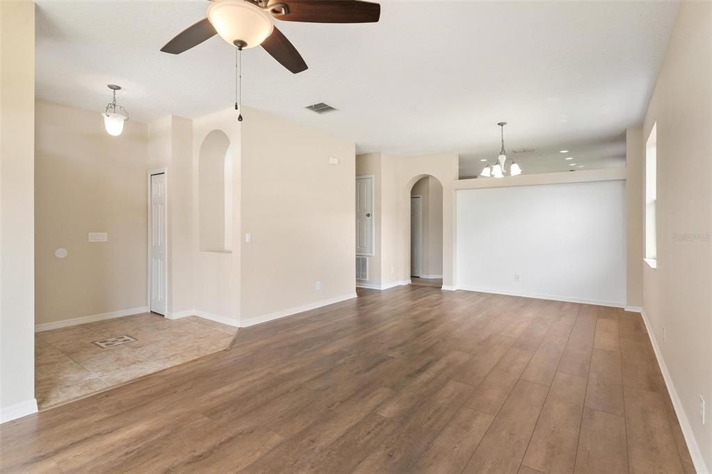 For Sale: $349,900 (4 beds, 2 baths, 1952 Square Feet)