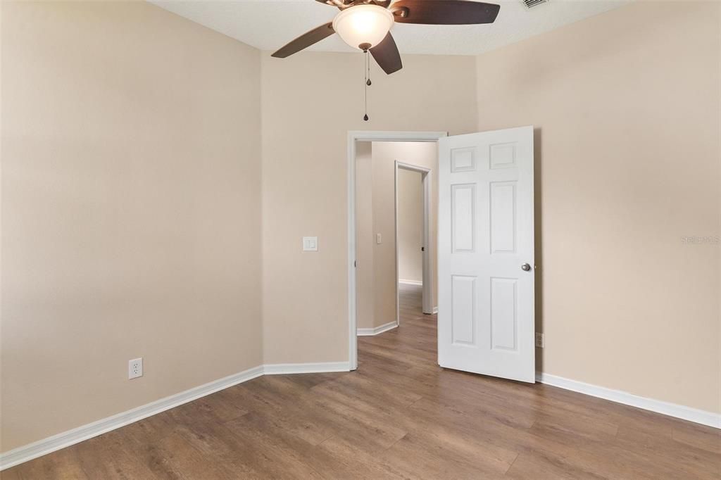 For Sale: $349,900 (4 beds, 2 baths, 1952 Square Feet)