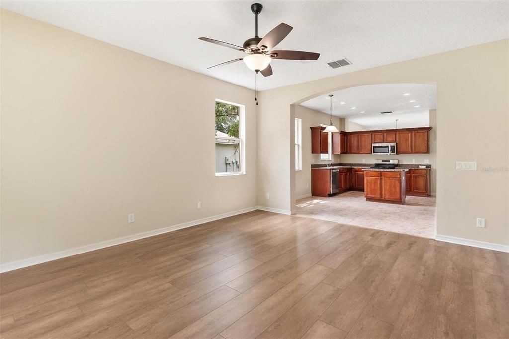 For Sale: $349,900 (4 beds, 2 baths, 1952 Square Feet)
