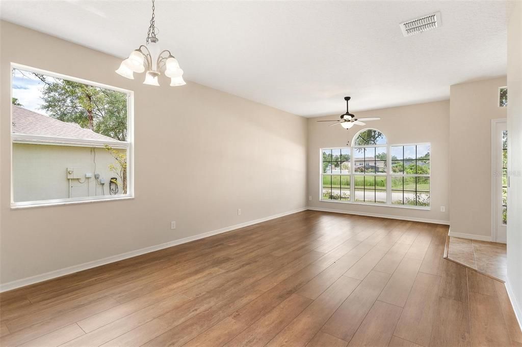 For Sale: $349,900 (4 beds, 2 baths, 1952 Square Feet)