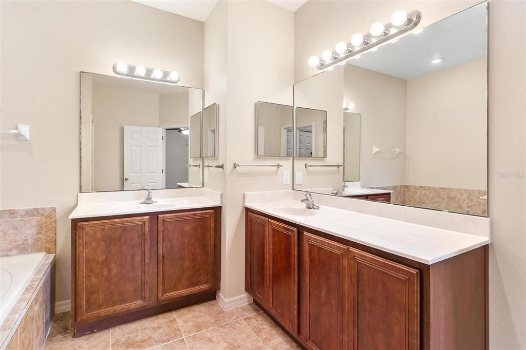 For Sale: $349,900 (4 beds, 2 baths, 1952 Square Feet)