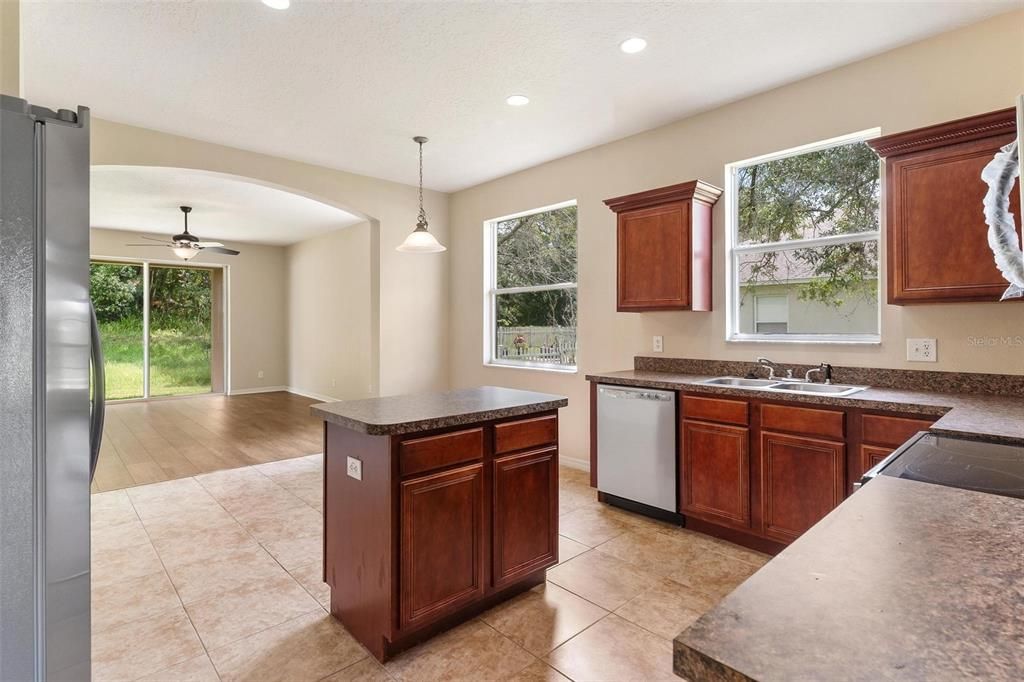For Sale: $349,900 (4 beds, 2 baths, 1952 Square Feet)