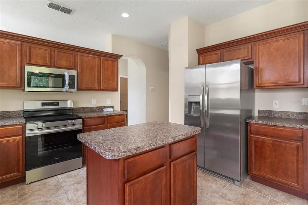 For Sale: $349,900 (4 beds, 2 baths, 1952 Square Feet)