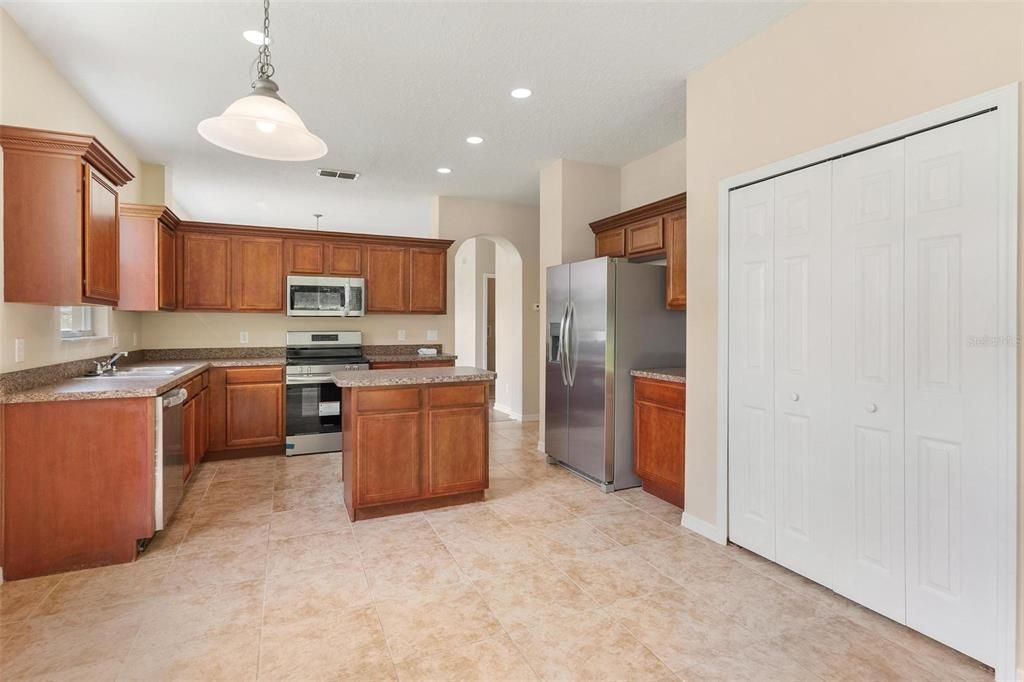 For Sale: $349,900 (4 beds, 2 baths, 1952 Square Feet)