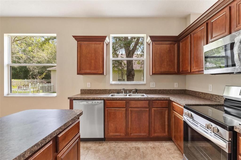For Sale: $349,900 (4 beds, 2 baths, 1952 Square Feet)
