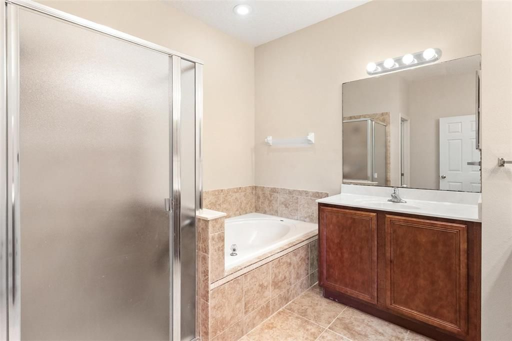 For Sale: $349,900 (4 beds, 2 baths, 1952 Square Feet)