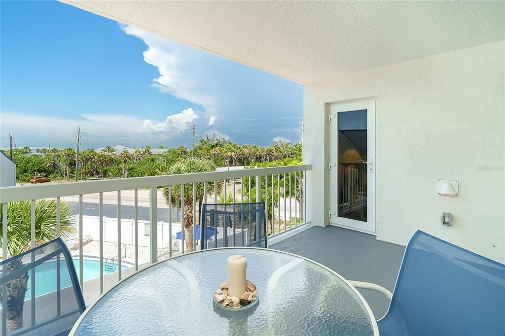 For Sale: $575,000 (2 beds, 2 baths, 1237 Square Feet)