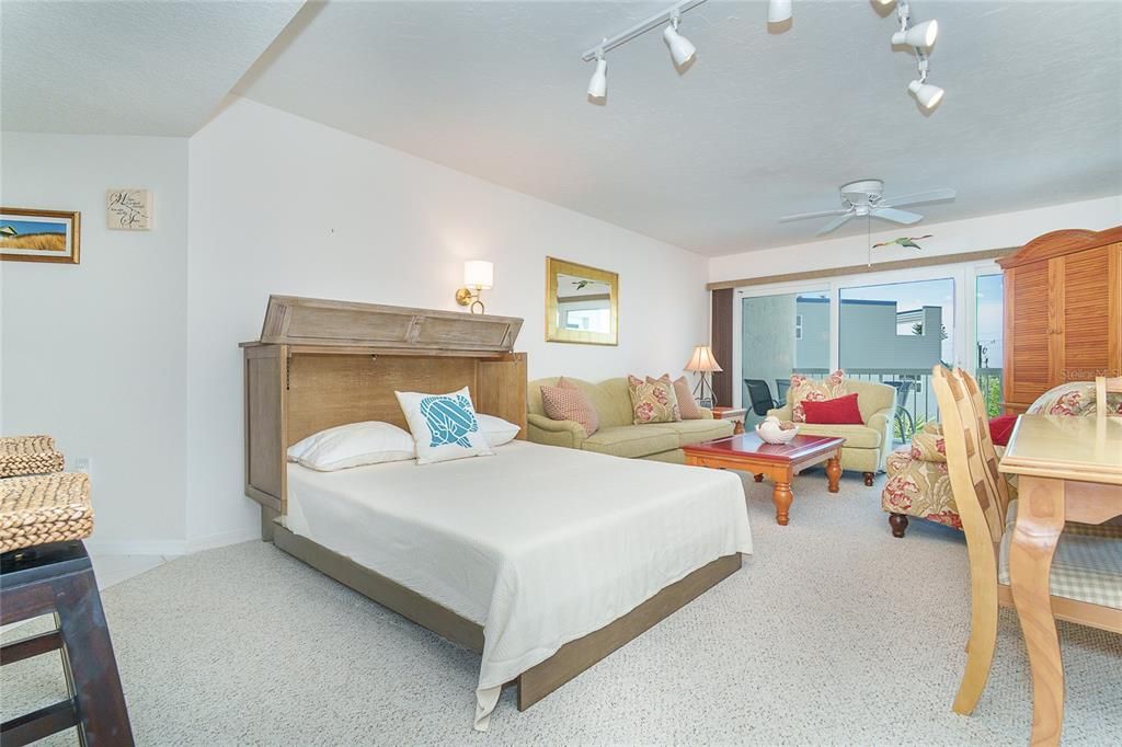 For Sale: $575,000 (2 beds, 2 baths, 1237 Square Feet)