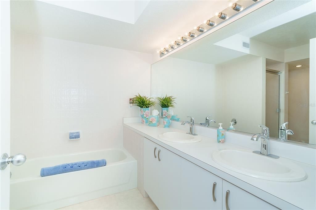For Sale: $575,000 (2 beds, 2 baths, 1237 Square Feet)