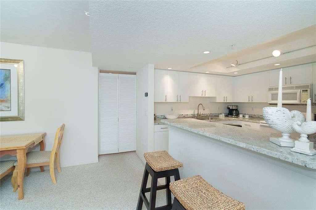 For Sale: $575,000 (2 beds, 2 baths, 1237 Square Feet)