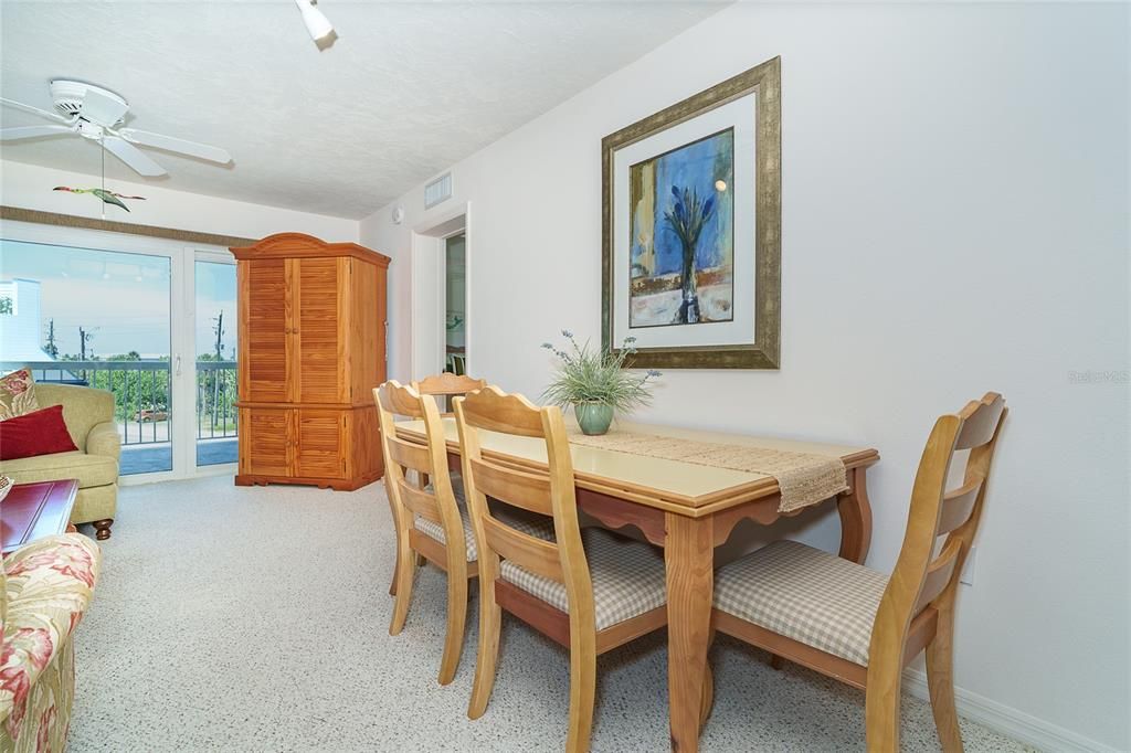 For Sale: $575,000 (2 beds, 2 baths, 1237 Square Feet)
