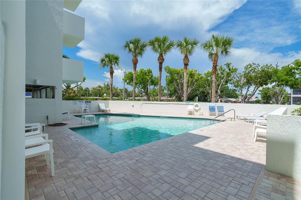 For Sale: $575,000 (2 beds, 2 baths, 1237 Square Feet)