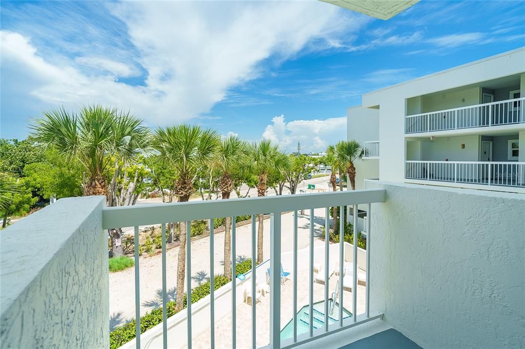 For Sale: $575,000 (2 beds, 2 baths, 1237 Square Feet)