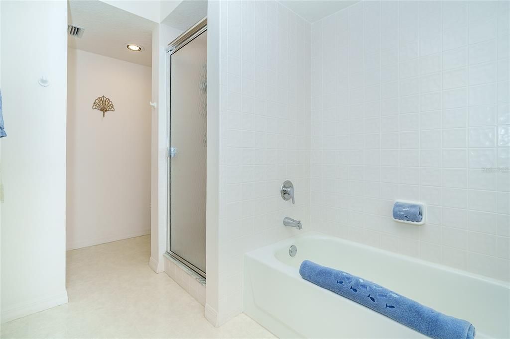 For Sale: $575,000 (2 beds, 2 baths, 1237 Square Feet)