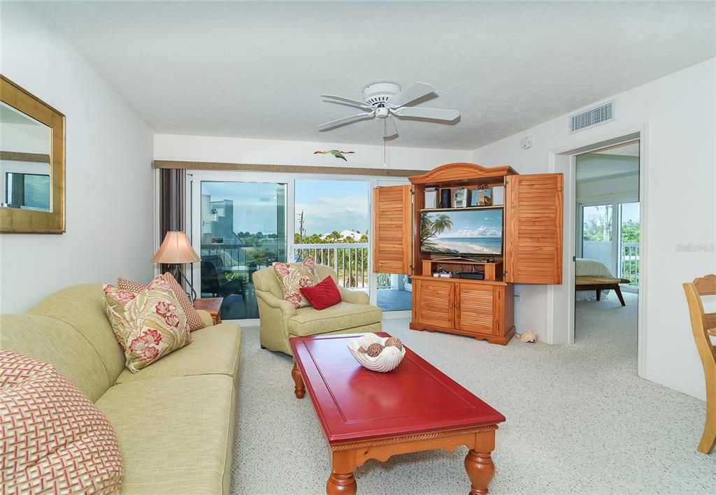For Sale: $575,000 (2 beds, 2 baths, 1237 Square Feet)