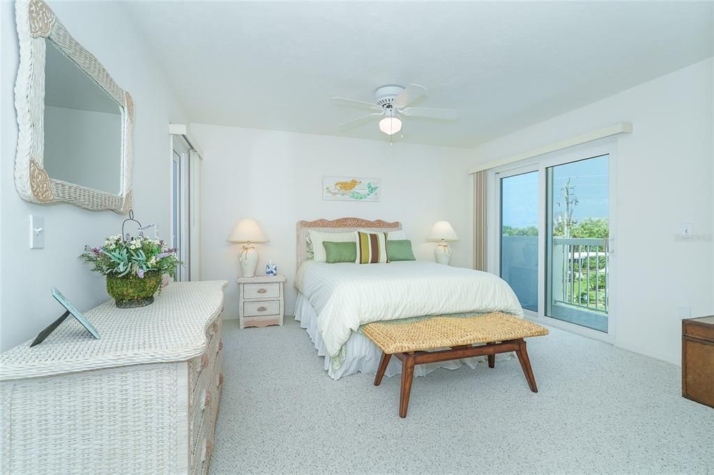 For Sale: $575,000 (2 beds, 2 baths, 1237 Square Feet)