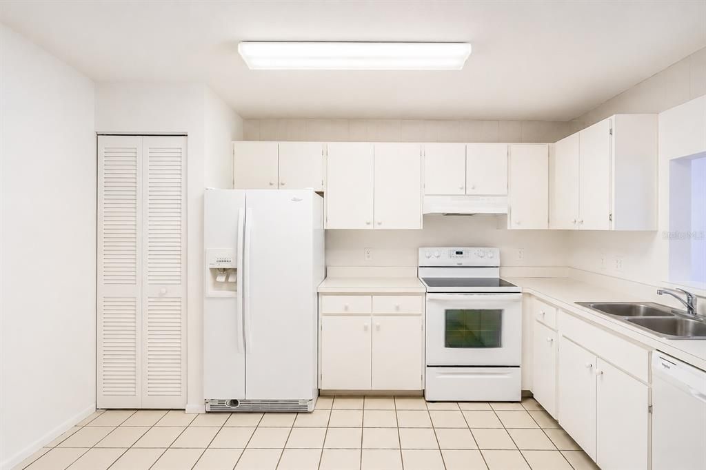 На продажу: $179,900 (2 спален, 2 ванн, 1408 Квадратных фут)