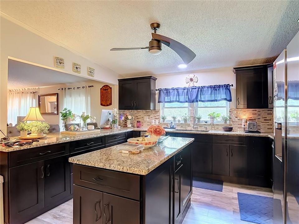 En Venta: $350,000 (4 camas, 3 baños, 2356 Pies cuadrados)