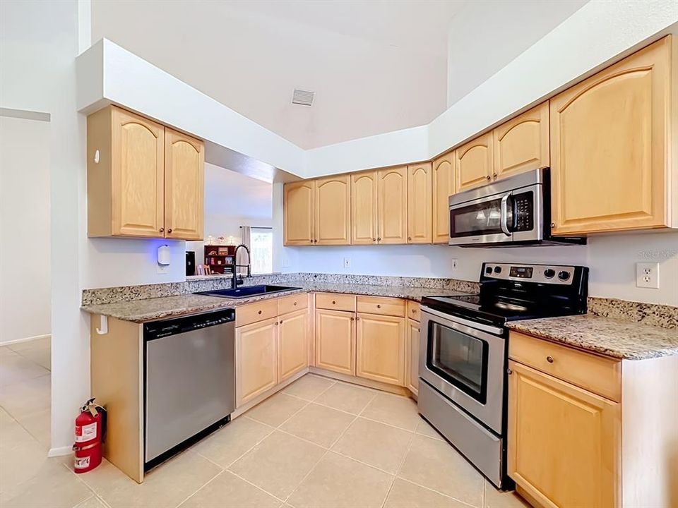 На продажу: $329,000 (4 спален, 2 ванн, 1616 Квадратных фут)