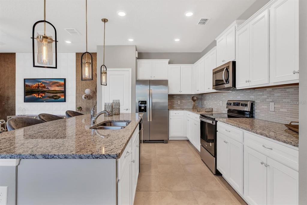 For Sale: $585,000 (5 beds, 4 baths, 2283 Square Feet)