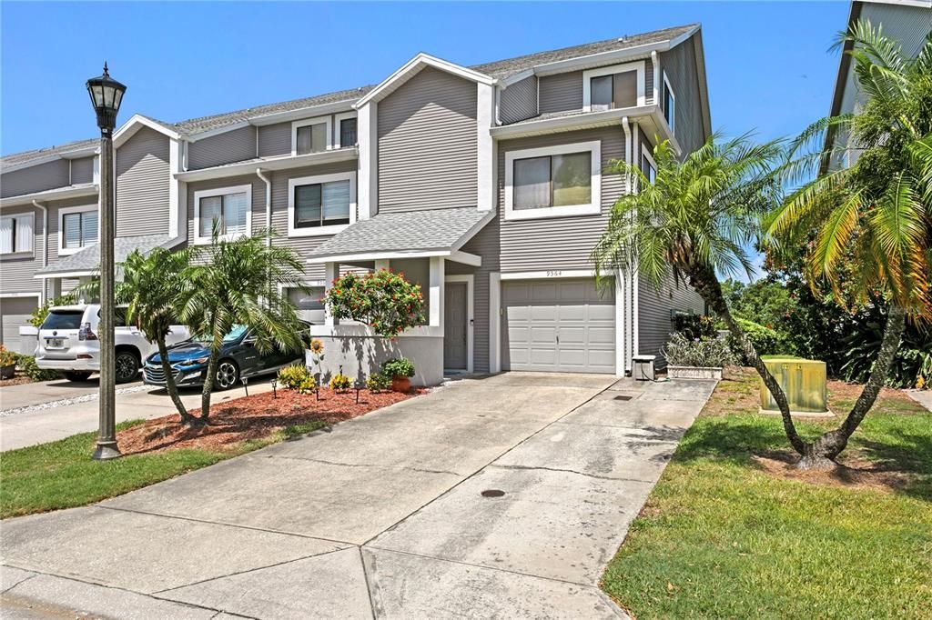 For Sale: $399,000 (3 beds, 4 baths, 1998 Square Feet)