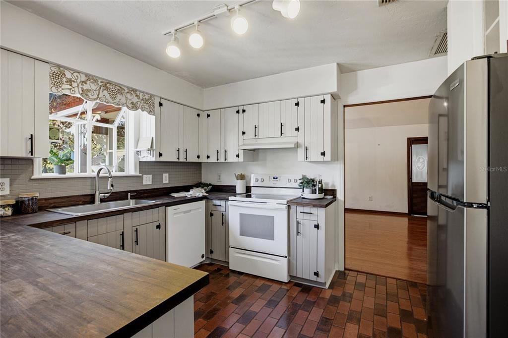 For Sale: $320,000 (3 beds, 2 baths, 1848 Square Feet)